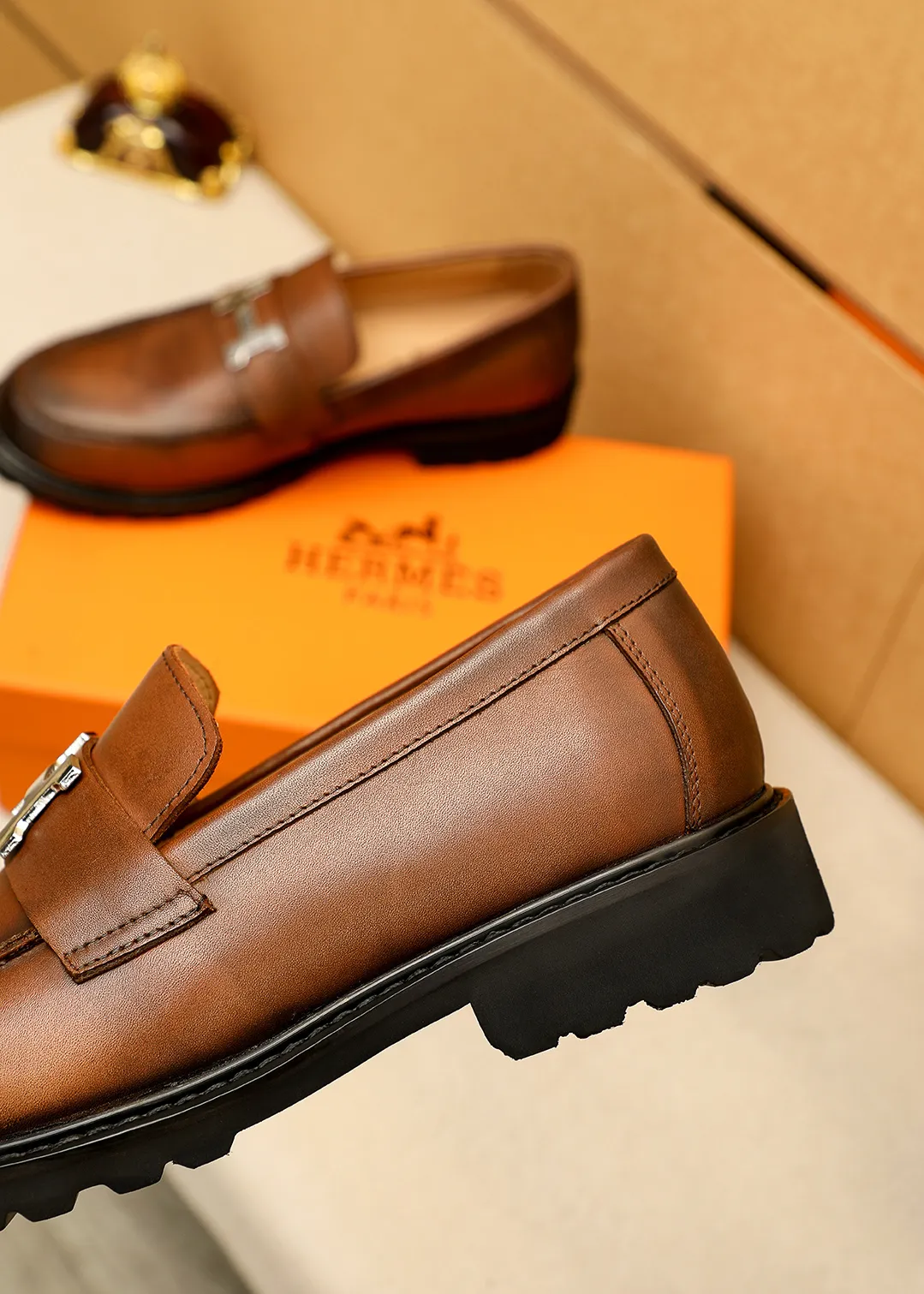 Men's shoes 💰460 💐 Product trademark: HERMES "Hermès" casual leather shoes Regular size: 38-44 (45.46🉑️customized) Product materials: Selected imported first-layer calfskin upper + luxury hardware buckle, imported water-dyed 🐂 cowhide lining. Strong three-dimensional visual effect, original outsole Color: 4⃣️colors available
